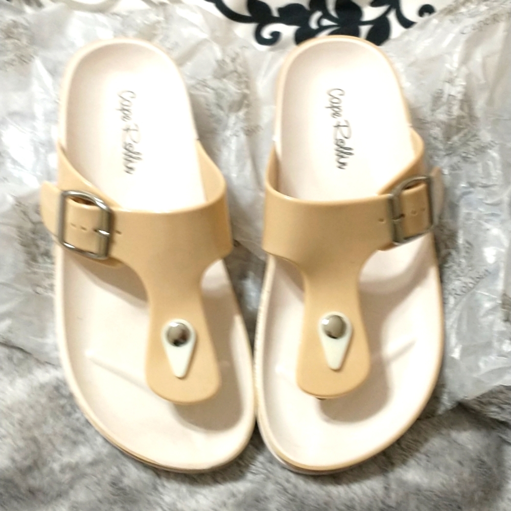 Cape Robin new no box size 6 tan and white super cute ladies